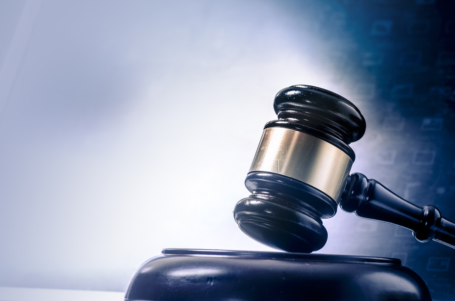 上海刑事案件律师解析：自行辩护还是请律师代理？