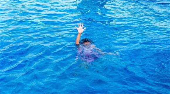 男子假装自杀后女友为救人而溺水身亡,男子获